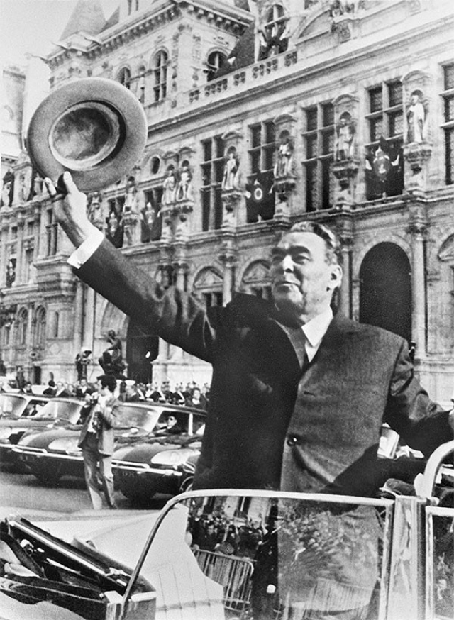 Париж. Леонид Ильич Брежнев приветствует горожан, собравшихся у здания ратуши. 1971