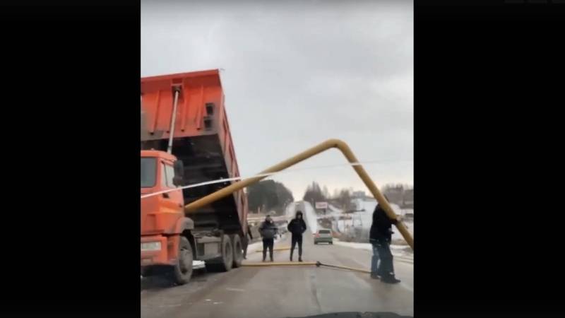 КамАЗ снес трубу газопровода в Нижегородской области, появилось видео