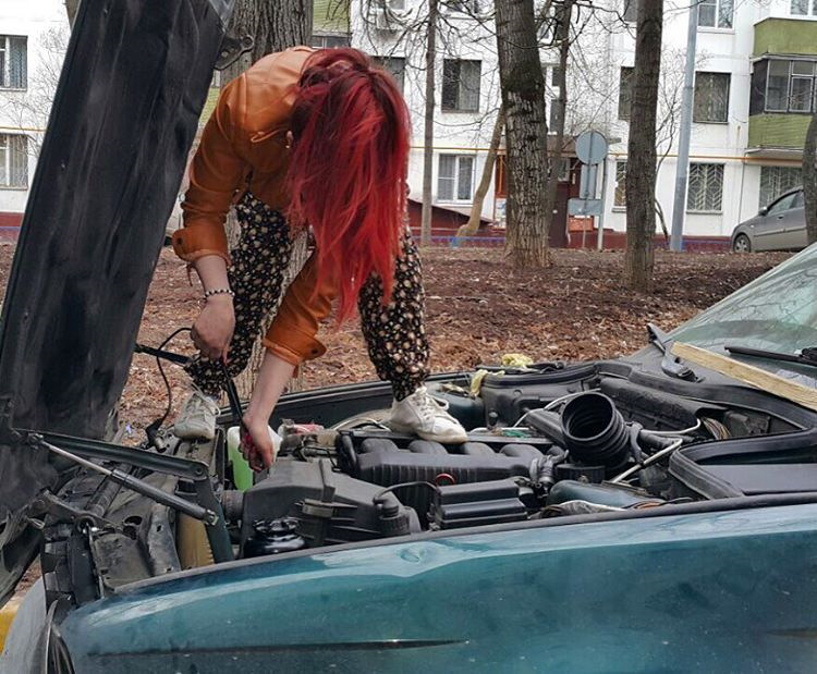 Sweetie fox чинит машину. Женщина чинит машину. Девушка ремонтирует авто. Девушка чинит машину. Женщина автомеханик.