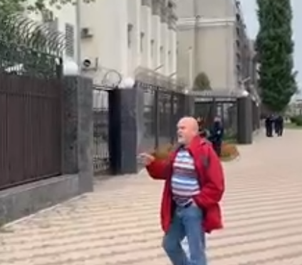 Мужчина устроил провокацию возле посольства России на Украине