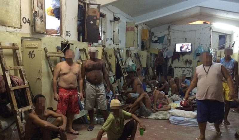 Пернамбуку: самая опасная тюрьма Бразилии Попасть, погибил, крошечной, поместиться, пытаются, заключенных, охранников37, четверо, Курадо, время, комплексе, тюремном, волнений, суток, прошедших, несколько, камере, авторитетыchaveiros, стране, убивать