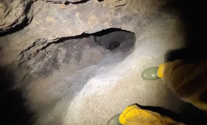 Спелеолог показал обследование пещеры на камеру: тоннели вниз настолько глубоки, словно ведут прямо в центр Земли