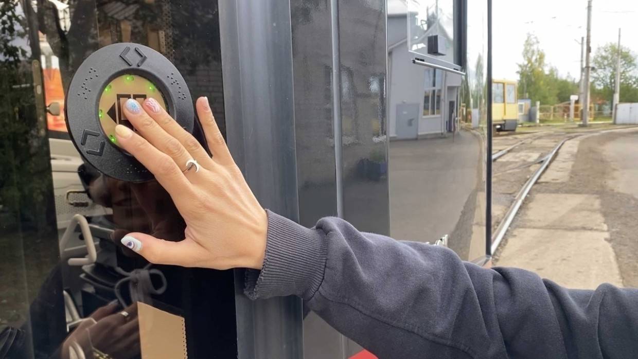 Женщине зажало дверями трамвая руку и ногу в Екатеринбурге