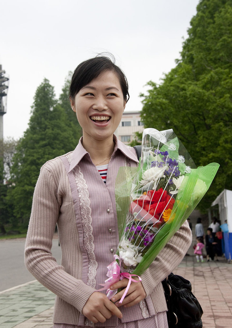 3. Женщина с букетом цветов, Пхеньян житель, северная корея, улыбка, фотография