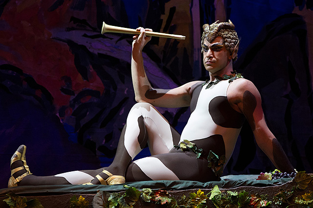 Николай Цискаридзе в сцене из одноактного балета Вацлава Нижинского «Послеполуденный отдых фавна»