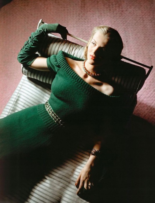 Модель в вязаном платье от Хэтти Карнеги и ювелирных украшениях от Симэн Шипс в июльском номере журнала Vogue 1943 года.