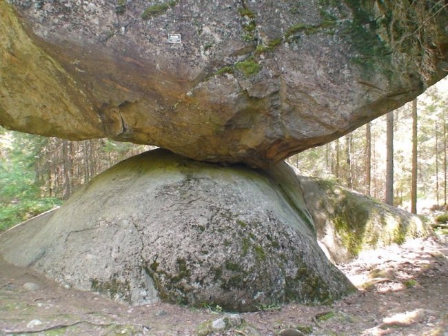 Kummakivi - огромный обломок скалы, лежащий на округлом валуне (6 фото)