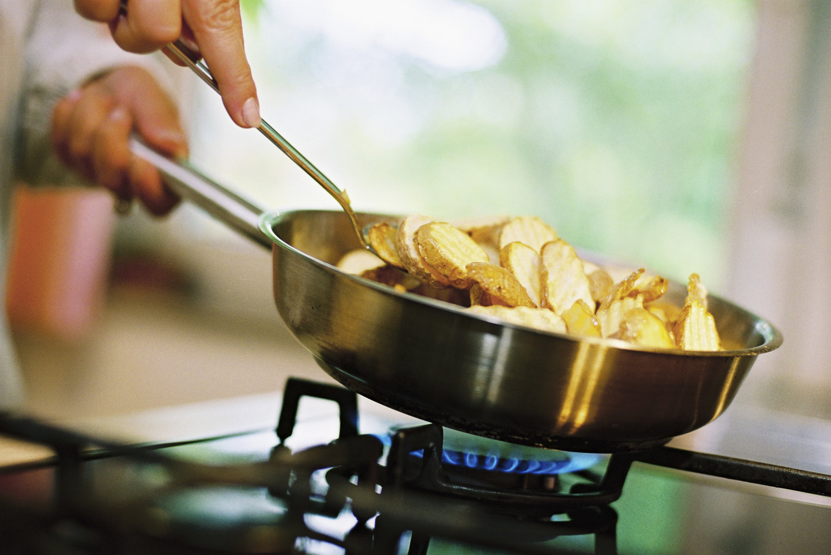 Почему после жареной. Термическая обработка пищи. Процесс приготовления пищи. Сковородка с картошкой на плите. Еда жариться на сковородке.