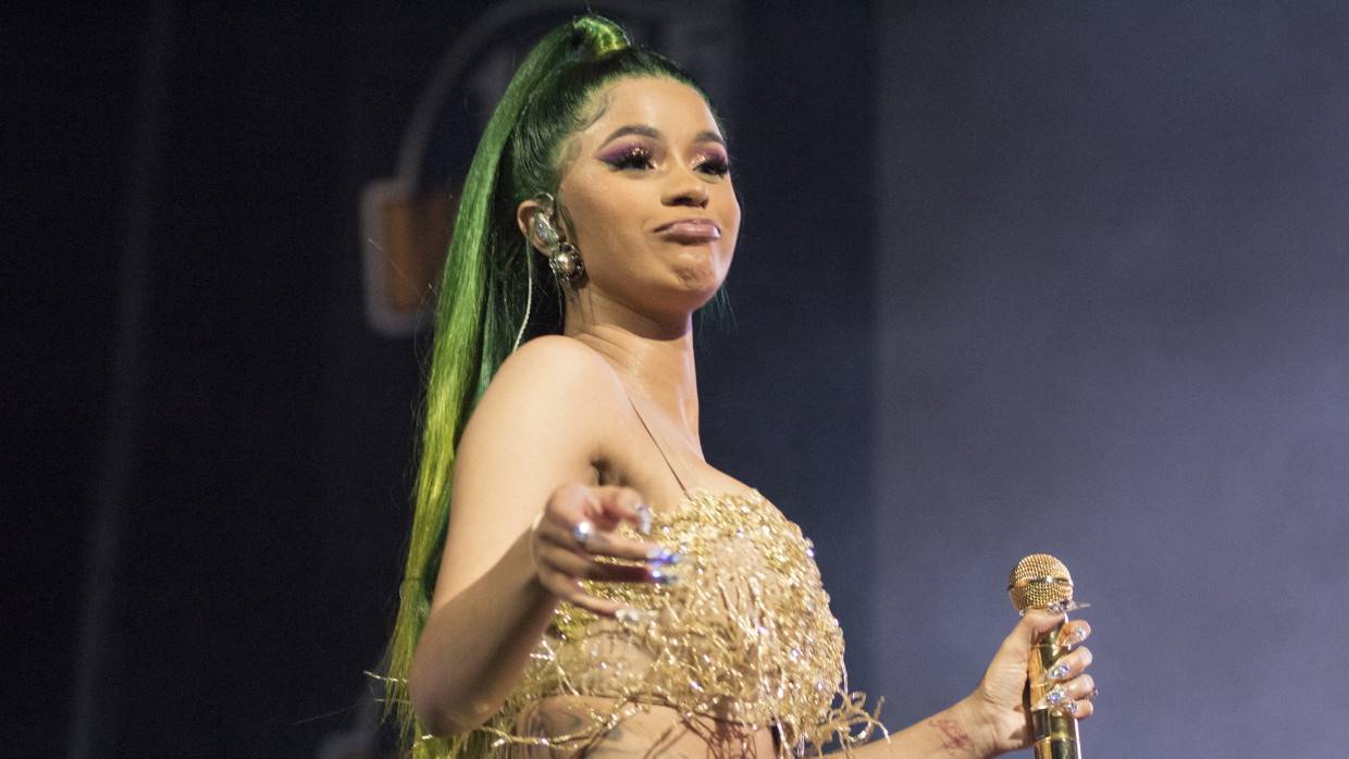 Карди Би показала фанатам свои усы