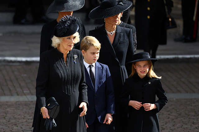 Принцесса Шарлотта рассердила Камиллу, Евгения и Беатрис ушли раньше времени: в твиттере обсуждают похороны королевы