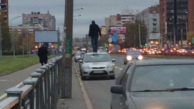 14. По стране прокатились массовые танцы на крышах авто идиоты, смешно, странные люди, сумасшедшие, фото, чудаки, чудики