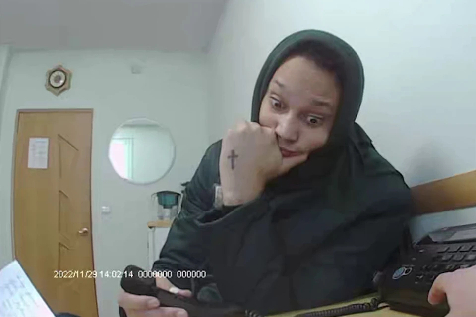 Американская баскетболистка Грайнер пообещала приехать в гости в Мордовию, где она отбывала наказание за контрабанду наркотиков. Фото: кадр из видео.