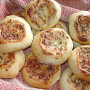 Булочки-ватрушки с брынзой и беконом.