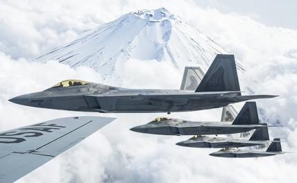 На фото: истребители пятого поколения F-22 Raptor