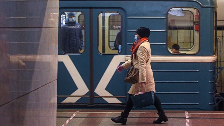 На оранжевой ветке московского метро человек попытался залезть на крышу вагона