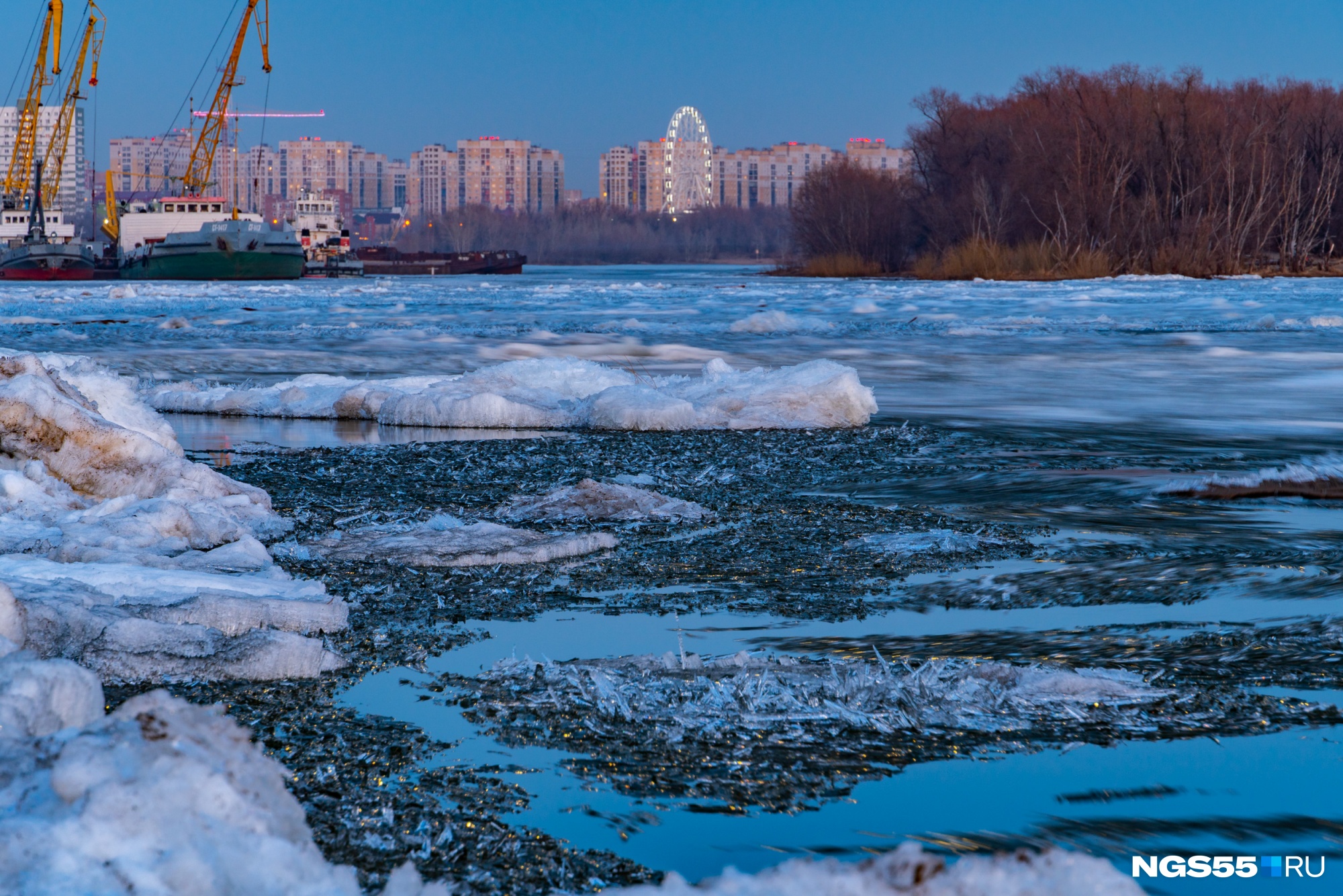 Ледоход весной 2024. Ледоход Омск. Ледоход в Омске на Иртыше. Весенний ледоход на реке. Лёд на Иртыше.