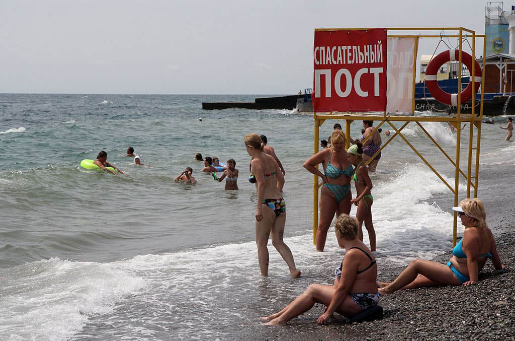 Погода алушта на неделю море вода. Женщины на пляже Алушты. Алушта пляж девушки. Алушта спасатели на пляже. Алушта пляж девочки.