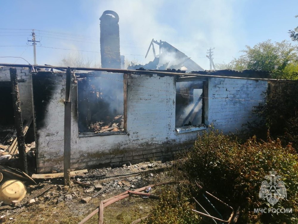 Мужчина погиб в горящем частном доме в Саратовской области