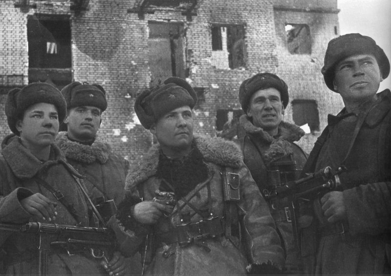 Пятеро советских разведчиков на фоне разрушенного дома в Сталинграде. февраль 1943 Великая Отечественная воина, память, разведчики, советская армия