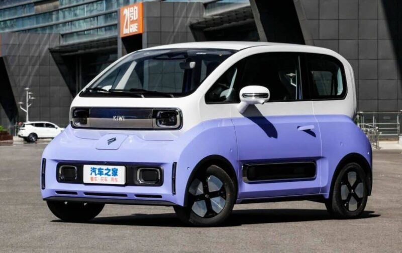 GM-SAIC-Wuling made Baojun Yep замечен на грузовике в Китае, Согласно источникам, цена стартует с 8700 долларов США» /></p>
<p>Baojun KiWi EV поколения 2023 года </p>
<p>Это недавно изменилось, поскольку Baojun обновил свою серию микроавтомобилей E крутым мини-электромобилем E300, позже переименованным в Baojun KiWi EV. Автомобиль был настолько крутым, что Alibaba в сотрудничестве с DJI изменили его дизайн, чтобы придать ему более футуристический вид. В июне прошлого года был анонсирован Baojun KiWi EV 2023 года выпуска. Baojun Yep подтверждает, что совместное американо-китайское предприятие снова начало концентрироваться на Baojun.</p>
<p><img decoding=