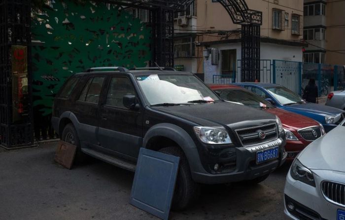 Вот для чего водители в Японии прикрывают колеса дощечками во время парковки 