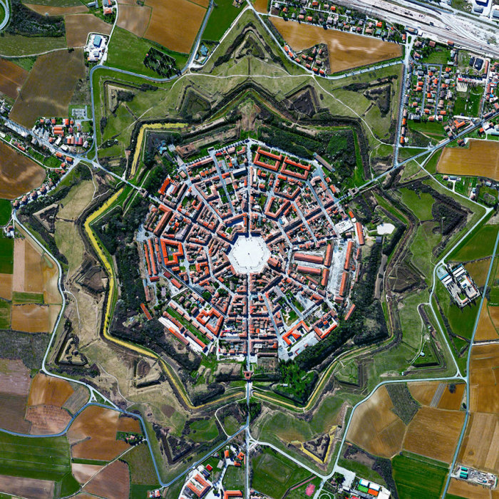 Симметричный город-крепость в Италии.