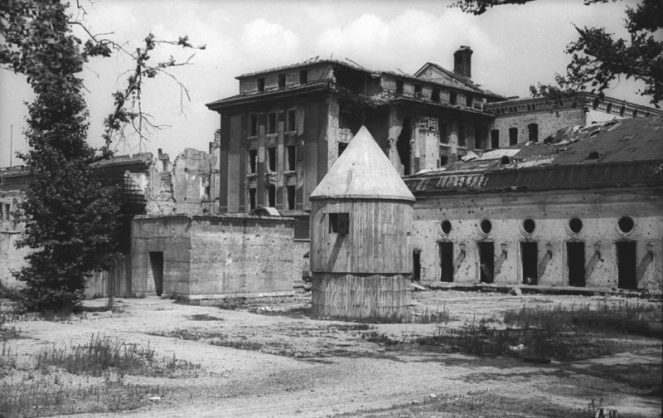 ADN-ZB/Archiv Berlin Der sogenannte "Führerbunker" im Garten der im II. Weltkrieg zerstörten Reichskanzlei. Links der Eingang, in der Mitte der Bombenunterstand für die Wache. Aufn. Juli 1947