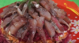 Фото к рецепту: Салат с сельдью даже вкуснее, чем обычная и привычная нам  Селедка в шубе  