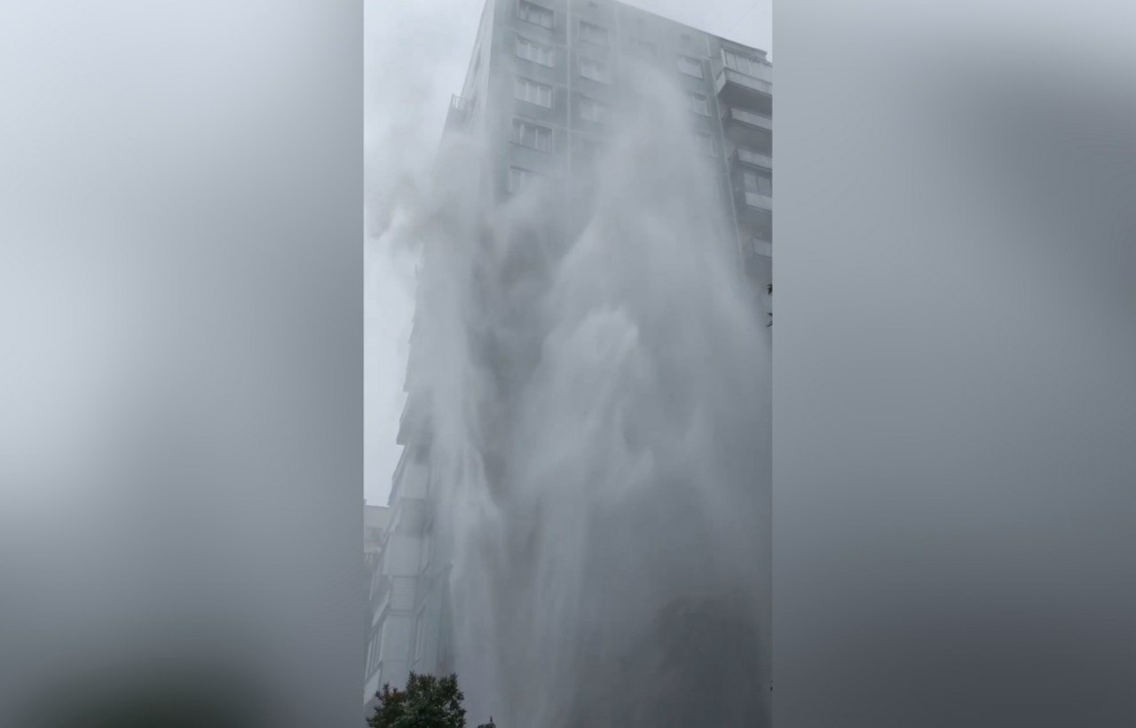 В Петербурге забил фонтан высотой с 12-этажный дом