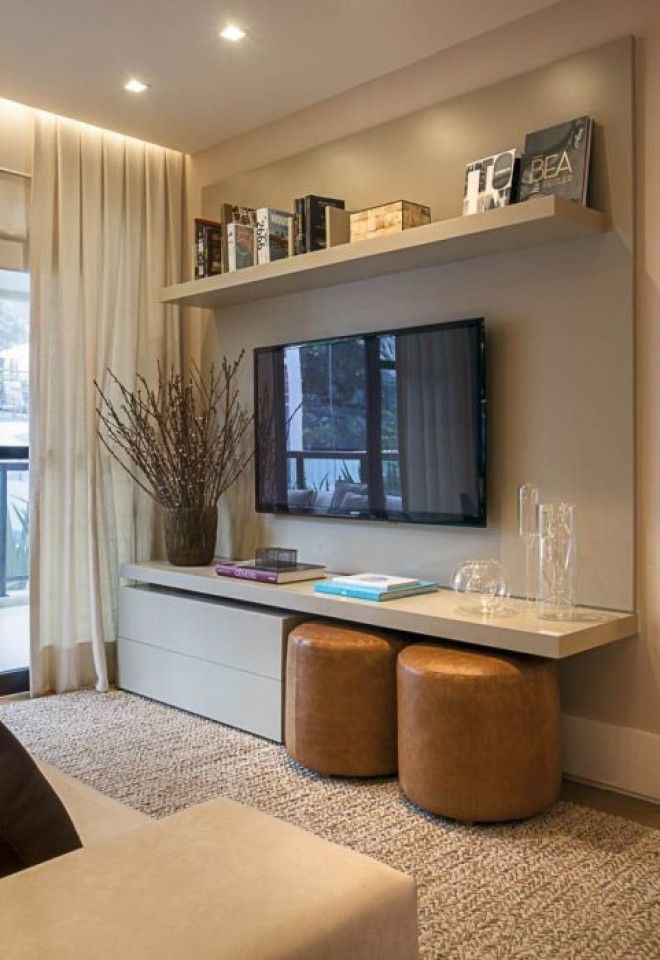 Классический модульный стеллаж в зоне для просмотра телевизора - отличное решение для современной гостиной комнаты. 