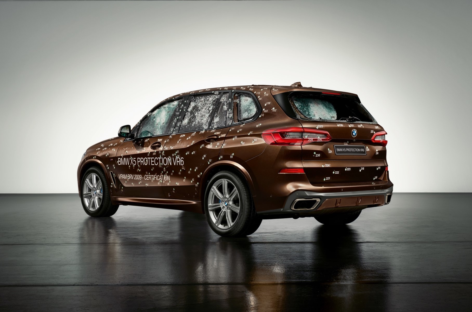 Посмотрите, как выглядит бронированный BMW X5 после обстрела Посмотрите, как выглядит бронированный BMW X5 после обстрела bmw,Марки и модели