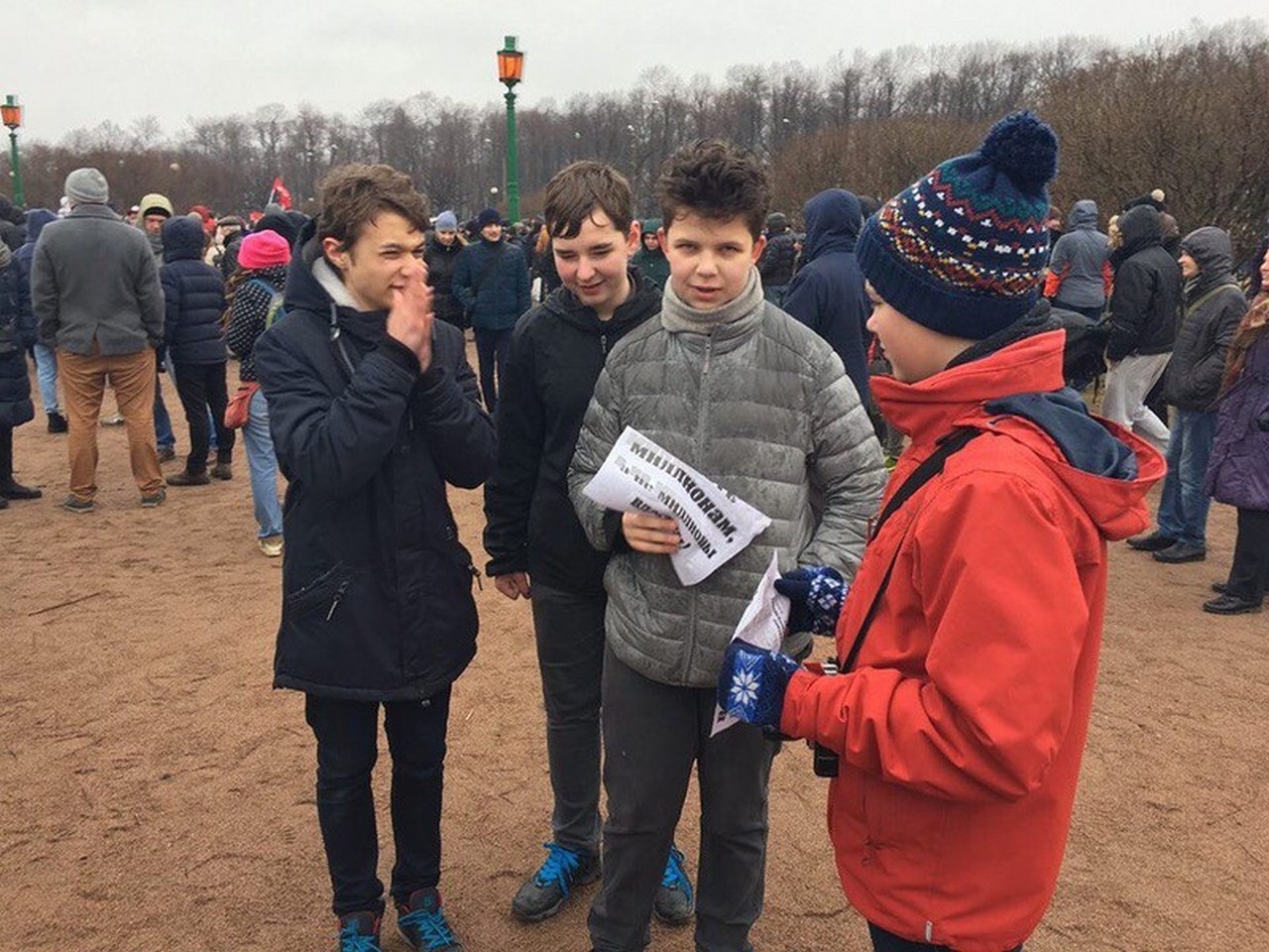 Дети на митинге навального. Школьники на митинге Навального. Школьники навальнята. Навальнята дети. Школота Навального.
