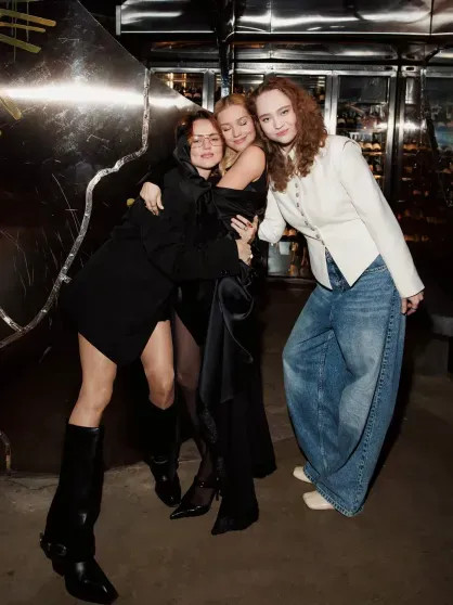 Аглая Тарасова, Юлия Пересильд, Милош Бикович и Анна Цуканова-Котт отпраздновали день рождения Кристины Асмус Асмус, Кристина, Чайкина, Тройник, Михаил, ЦукановаКотт, Харламова, рождения, Руденок, Ковальчук, Аглая, Пересильд, Михеева, Оксана, Зулькарнаев, Милош, дочерью, конфликтовали, финансов, смогли