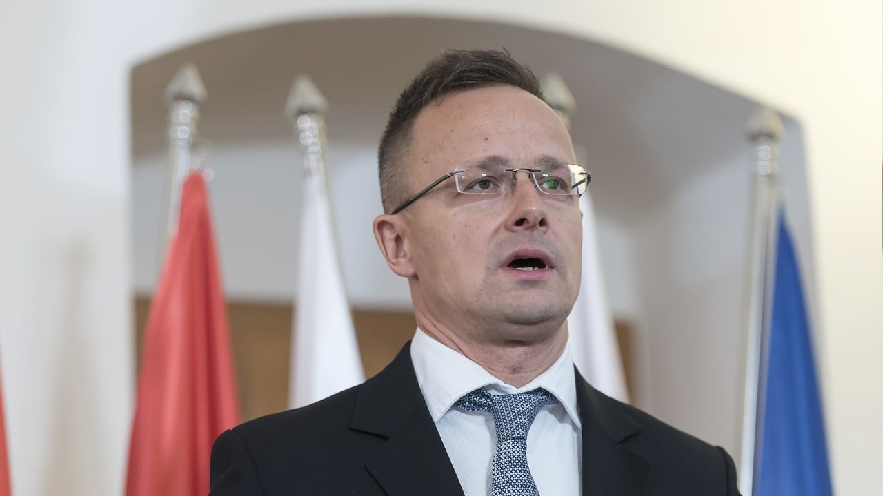 Сийярто: Венгрия не сможет найти замену российским энергоносителям Политика