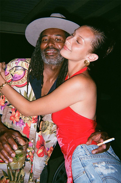 Продлила лето: Белла Хадид поделилась фото со съемок для Versace у моря Новости моды