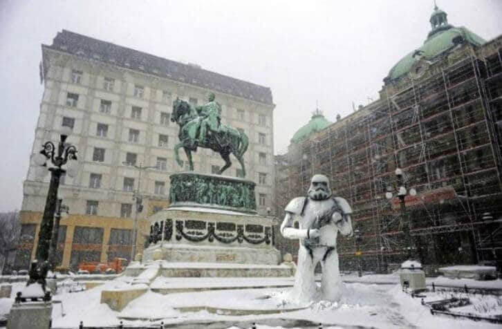 Снеговики, которые украсят любую улицу