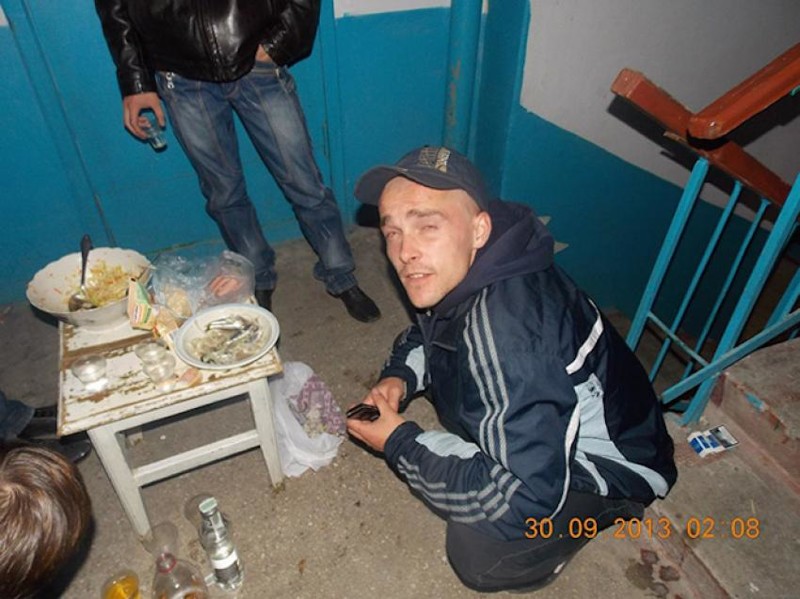 Самцы этого вида имеют особые отличия и повадки, такие как привычка сидеть на корточках (ведь стульев в подъездах нет) быдло, гопники, подъезды, фотографии