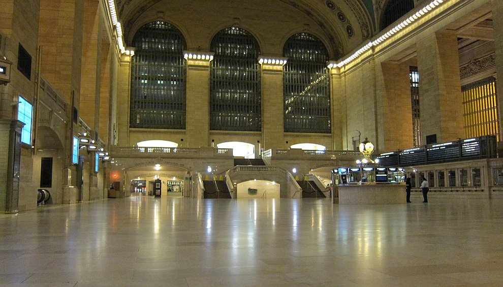 Это опустевший Центральный вокзал — старейший и известнейший вокзал Нью-Йорка