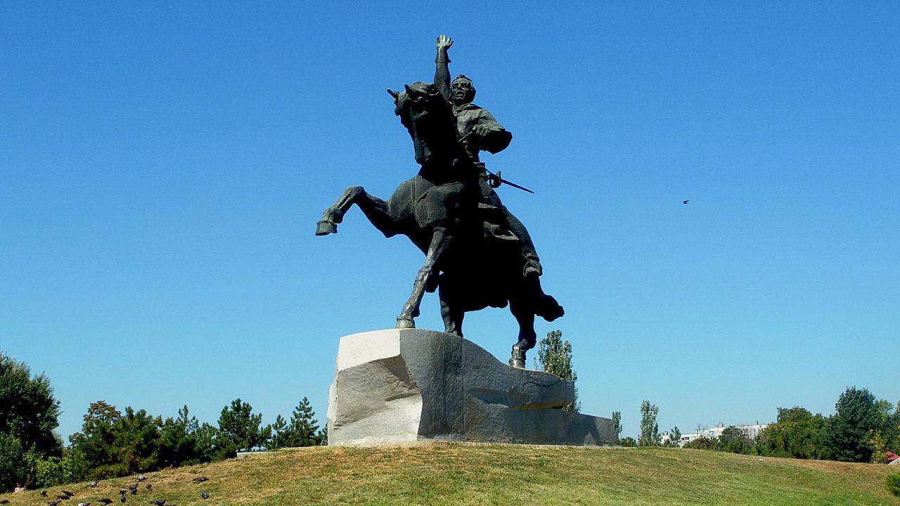 Швейцарцы привели в порядок оскверненный вандалами памятник Суворову в Альпах