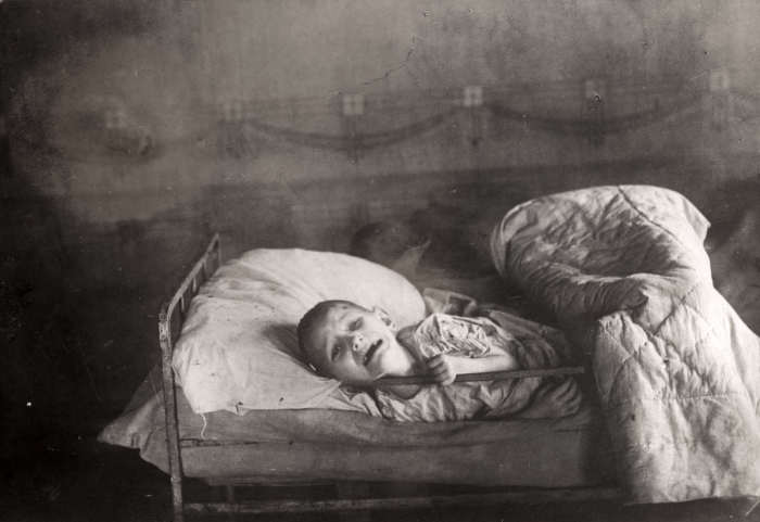 Плачущий от голода ребенок. СССР, Поволжье, 1922 год. 