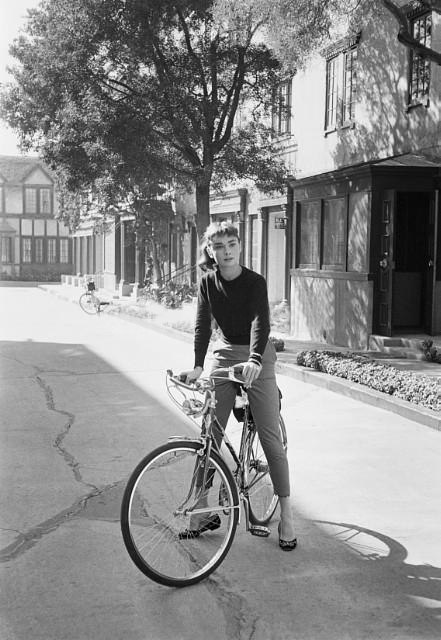 Одри Хепбёрн в объективе фотографа Марка Шоу, 1953 год. Одри Хепбёрн в объективе фотографа Марка Шоу, 1953 год.