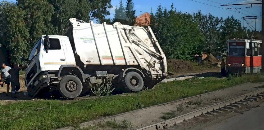 На Алтае мусоровоз, объезжавший ремонт дороги, завалился в яму