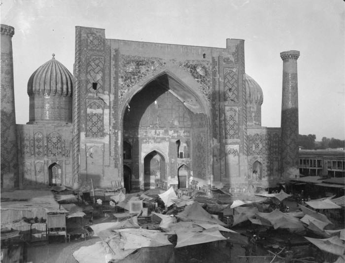 Рынок на площади Регистан. Самарканд, 1908 год.