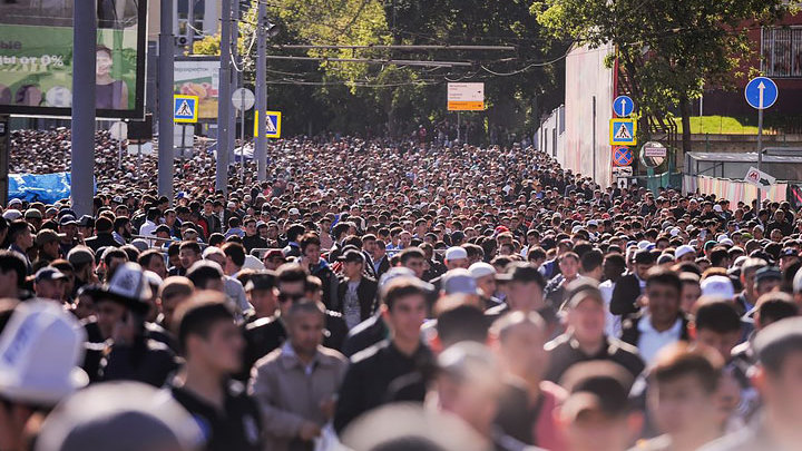 Русским пенсионный возраст увеличить: Пенсии платить мигрантам