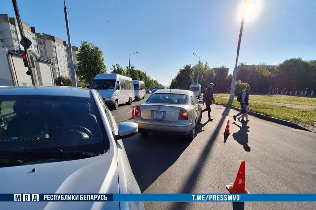 В Бобруйске под колеса авто попали двое детей пяти и шести лет.