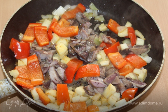 Добавить нарезанные грибы и в последнюю очередь — нарезанный дольками чеснок. Потушить пару минут. Добавить нарезанные грибы и в последнюю очередь — нарезанный дольками чеснок. Потушить пару минут.