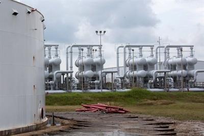 FILE PHOTO: An oil storage tank and crude oil pipeline equipment is seen during a tour by the Department of Energy at the Strategic Petroleum Reserve in Freeport, Texas, U.S. June 9, 2016. REUTERS/Richard Carson/File Photo