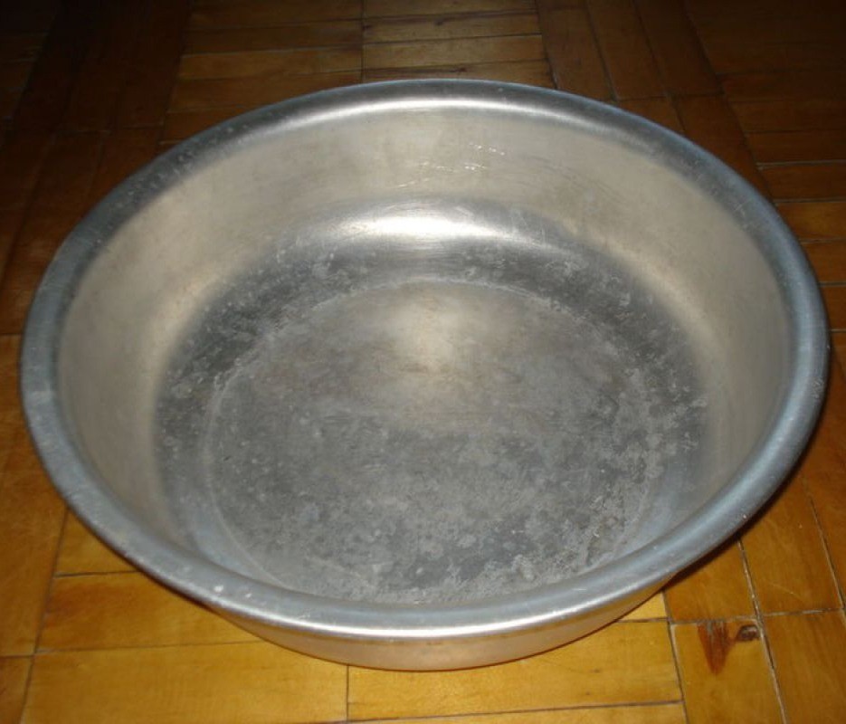 Таз с водой для детей. Мыльный тазик. Таз с водой сверху. Тазик с водой на белом фоне. Тазик с горячей водой.