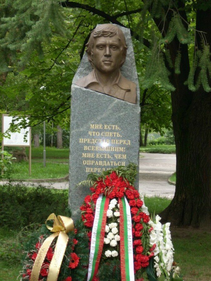 Памятник Владимиру Высоцкому в г.Выршец (Болгария) бюсты, высоцкий, памятники