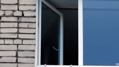 Мужчина с женщиной выпали из окна высотки в Новосибирске